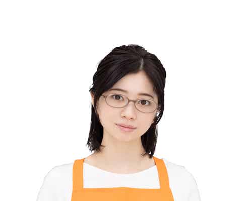 桜田ひより、メガネ姿の“地味な大学生”でグルメドラマ主演「あたりのキッチン!」実写化