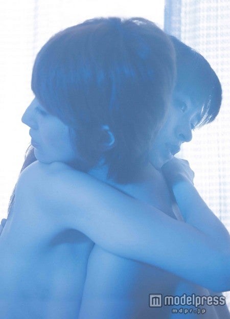 篠原叶子役・花井瑠美（前）と宮下夕紀役・大谷澪（後）／映画「ジェリー・フィッシュ」より