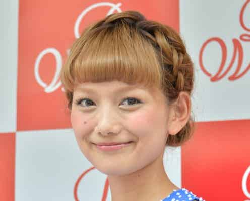 モデル武智志穂、ミニワンピで美脚披露 撮影の裏側を明かす