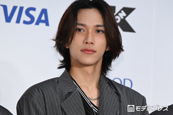 INI池崎理人、海での上裸姿公開「背中と腕がでかすぎる」「美しい筋肉」の声