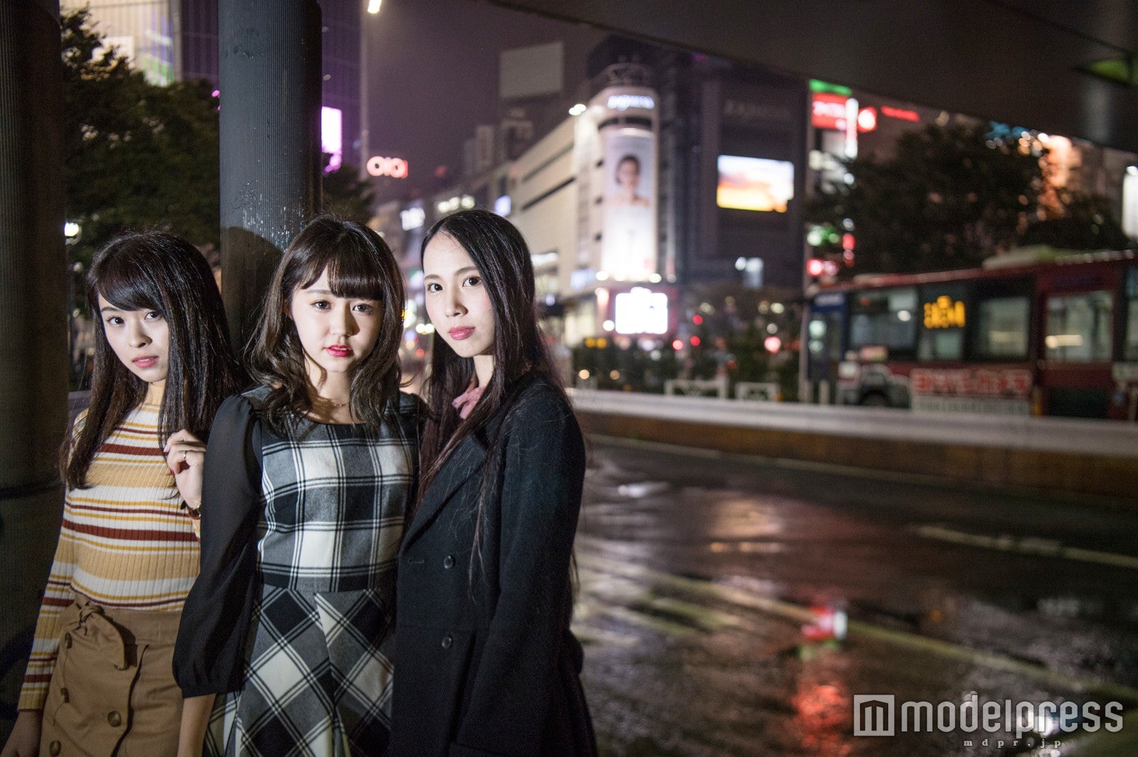 （左から）相沢りんな、流川るな、李璃（C）モデルプレス