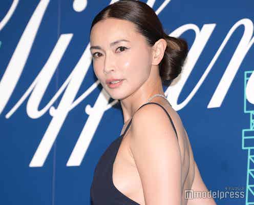 長谷川京子、横から覗く美バスト スレッドドレスで大胆露出<ティファニー表参道オープニングイベント>
