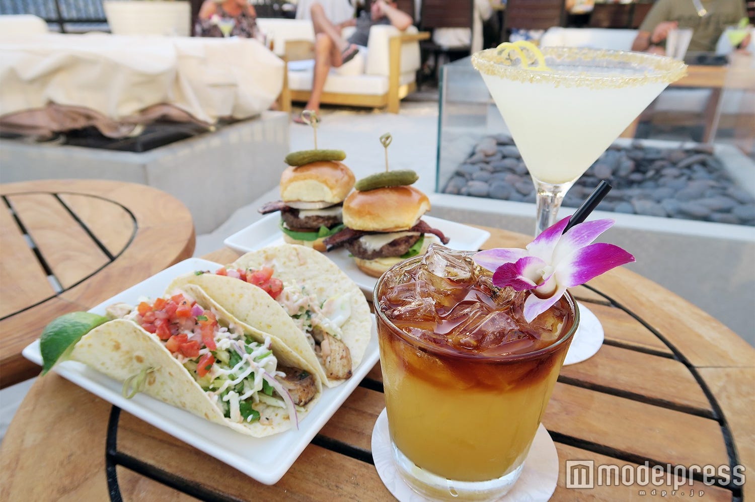 ハワイ「トミーバハマ」でハッピーアワー!リゾート感満点の砂浜バーでお洒落に乾杯<体験レポ>