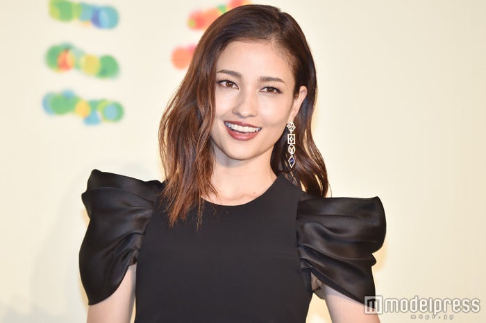 黒木メイサ、美背中披露 故郷・沖縄でのオフショットに「神スタイル」「後ろ姿も綺麗」と反響