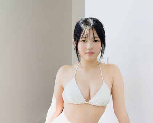 新人JK・鈴原すず、くっきり美谷間で魅了