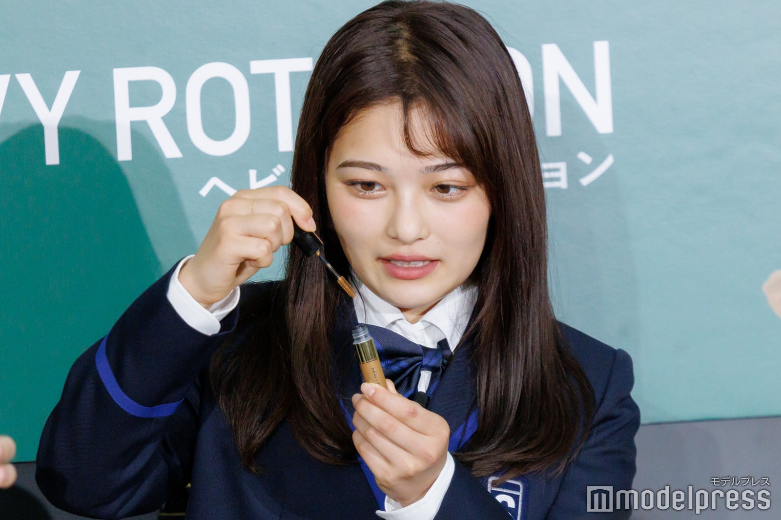 眉マスカラを塗る井上咲楽（C）モデルプレス