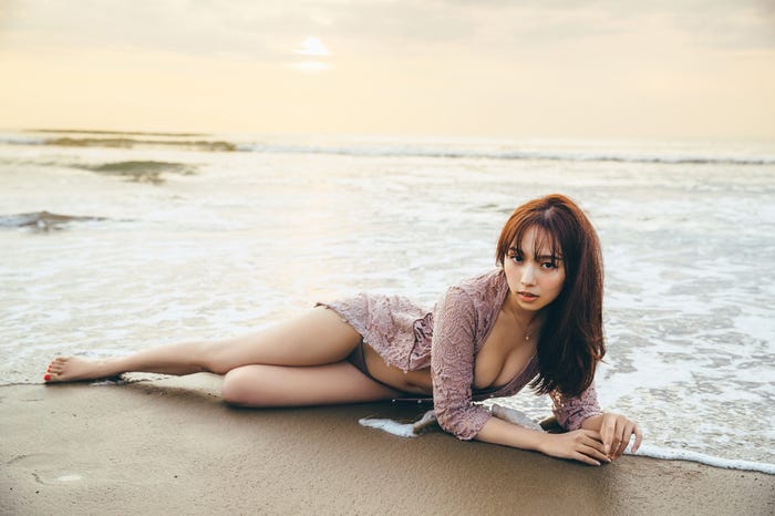 新内眞衣「夜が明けたら」より(C)撮影:東京祐(画像提供:小学館)