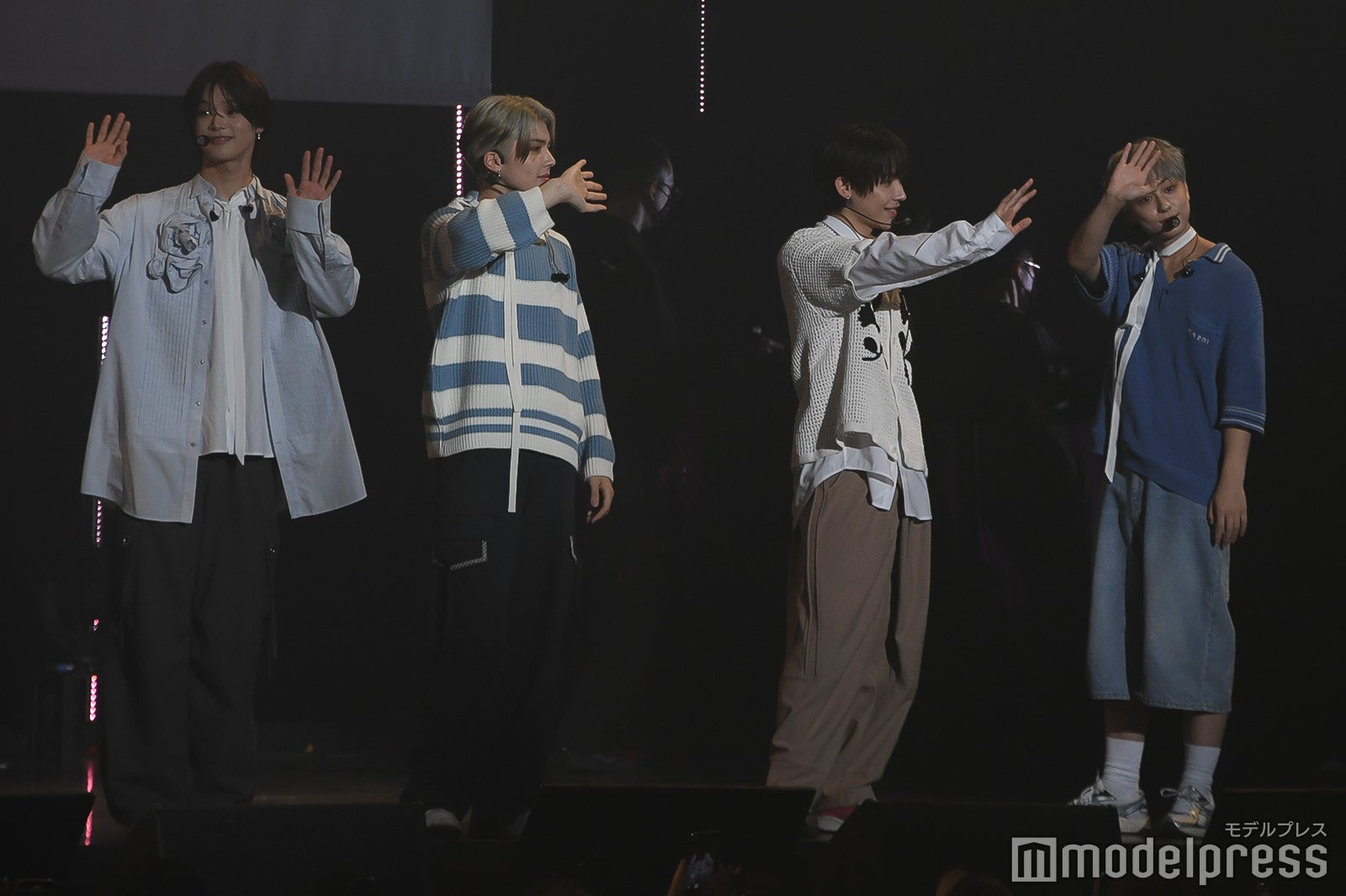 ファンサービスをするK、MAKI、NICHOLAS、TAKI（C）モデルプレス