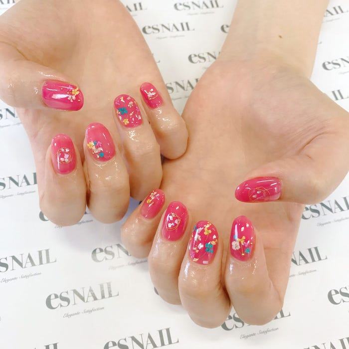 レッドで大人っぽく/画像提供:esNAIL