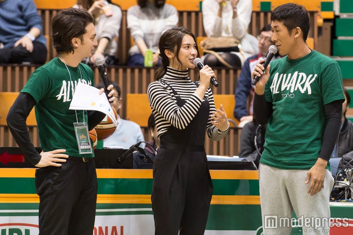 秋元才加(中央)