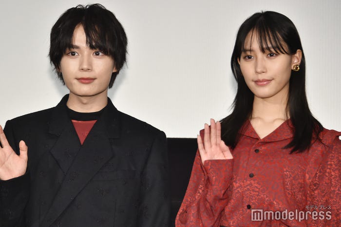 Model press Ryusei Onishi & Sara Minami (C) who appeared coordinating black x red link