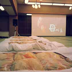 布団に寝ながら見る映画／画像提供：那須温泉旅館協同組合・那須フィルムコミッション