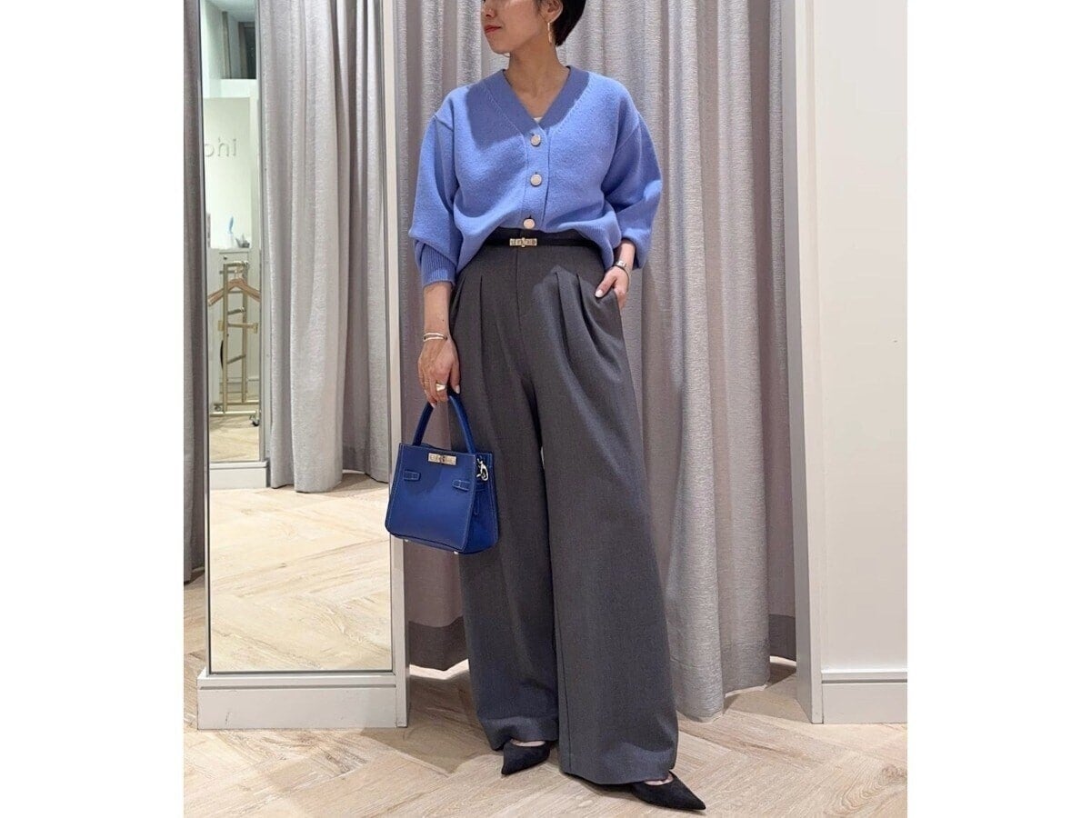 知的で清潔感あふれる「ブルー＆グレー」は40代にぴったり！ 体型カバーも叶う最旬カラーコーデ