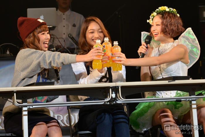 同窓会の様子(左から)鎌田安里紗、安井レイ、斉藤夏海