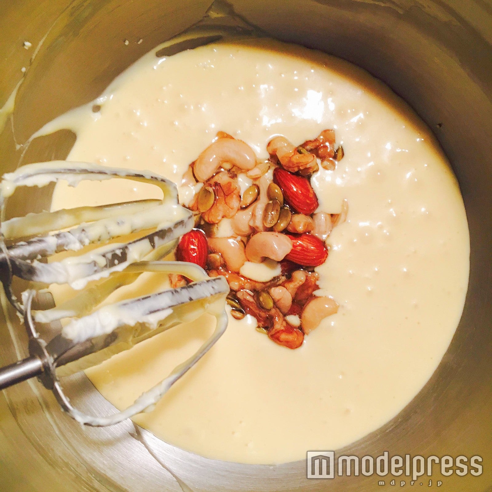 ナッツを入れて混ぜて／画像提供：柏原歩