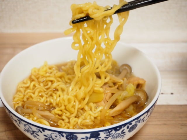 業スーサリ麺箸上げ写真