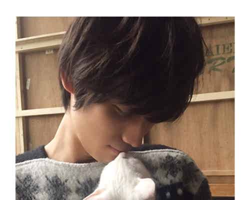 福士蒼汰、猫とのキスショット公開 「猫になりたい」の声殺到