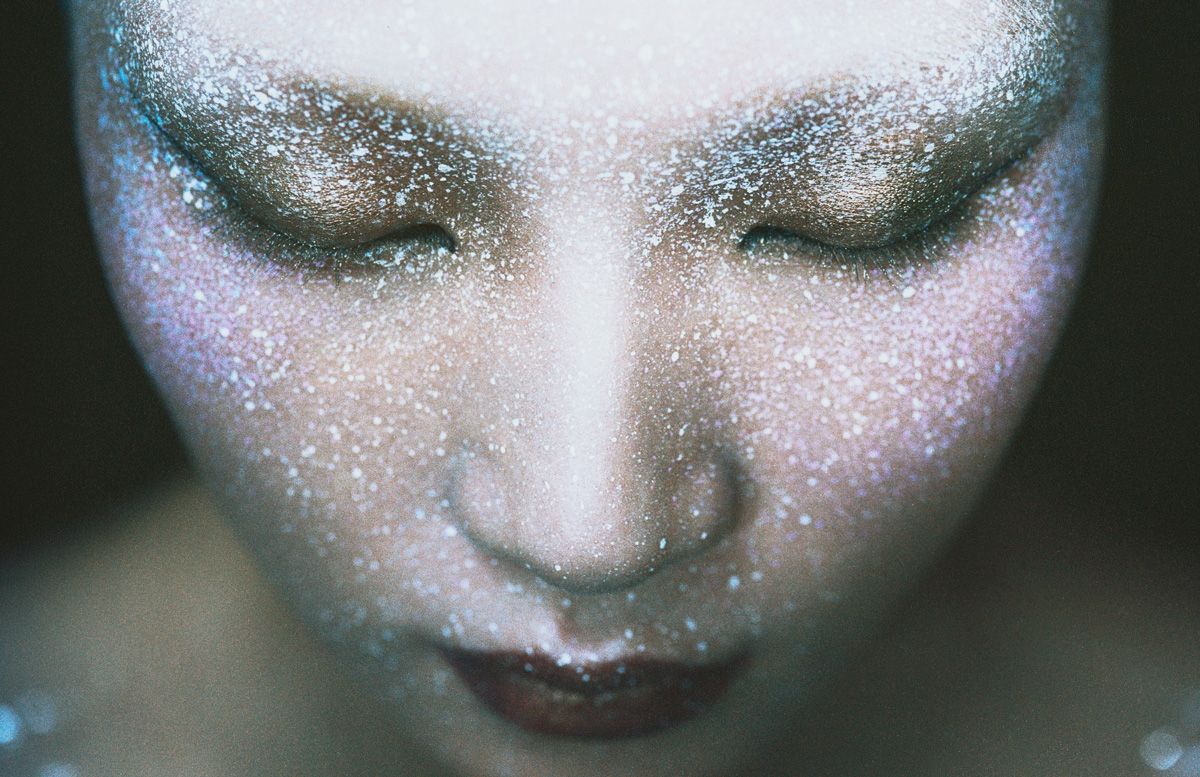 写真家KINYAの「COLOR CODES Ⅱ BY KINYA」が開催——感性を刺激するビューティーの可能性