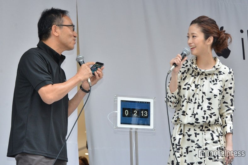 （左から）ソフトバンクモバイル代表取締役副社長・宮内謙氏、上戸彩