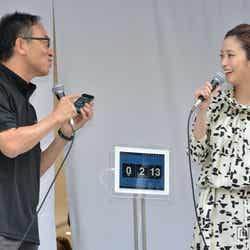 (左から)ソフトバンクモバイル代表取締役副社長・宮内謙氏、上戸彩