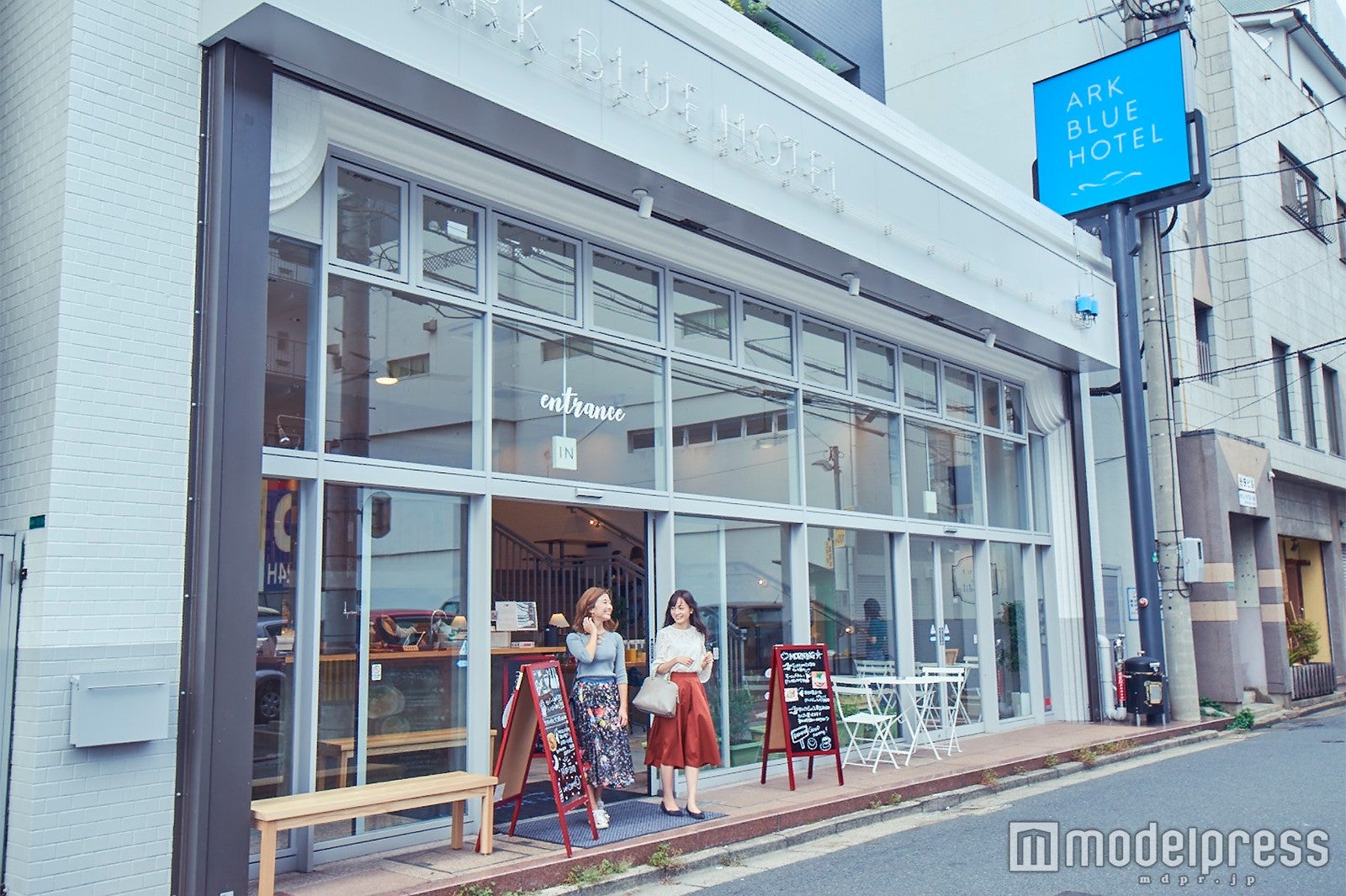 オシャレなカフェが併設されたエントランスはまるでカフェのよう（C）モデルプレス