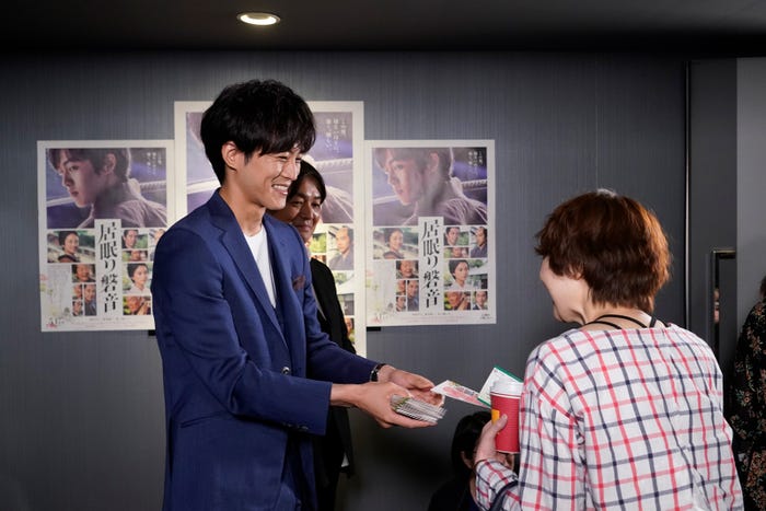 (左から)松坂桃李、本木克英監督(提供写真)