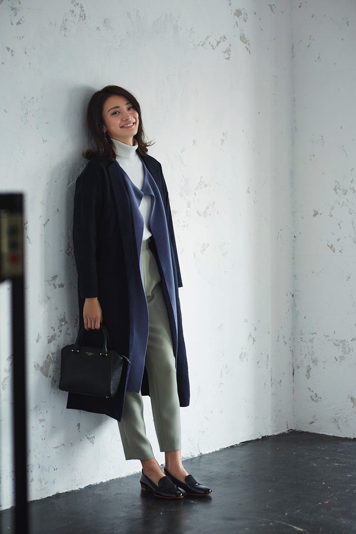 ガウンコート¥39,000/troisiemechaco(アプレドゥマン) ロングニットカーディガン¥20,000/TONAL タートルニット¥15,000/ANAYI テーパードパンツ¥12,000/ホワイト(ホワイト ザ・スーツカンパニー) ピアス¥13,500/Gas Bijoux(Gas Bijoux 青山) ウォレットつきバッグ(3月発売予定)¥9,250/SMIR NASLI シューズ¥12,500/ダイアナ(ダイアナ 銀座本店)(C)TOPLOG
