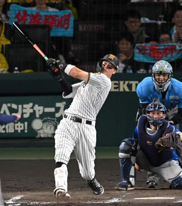 阪神 佐藤輝明が35号アーチ 直近5戦5発の量産体制で本塁打王を独走 甲子園が熱狂 メジャースカウトの前で猛アピール