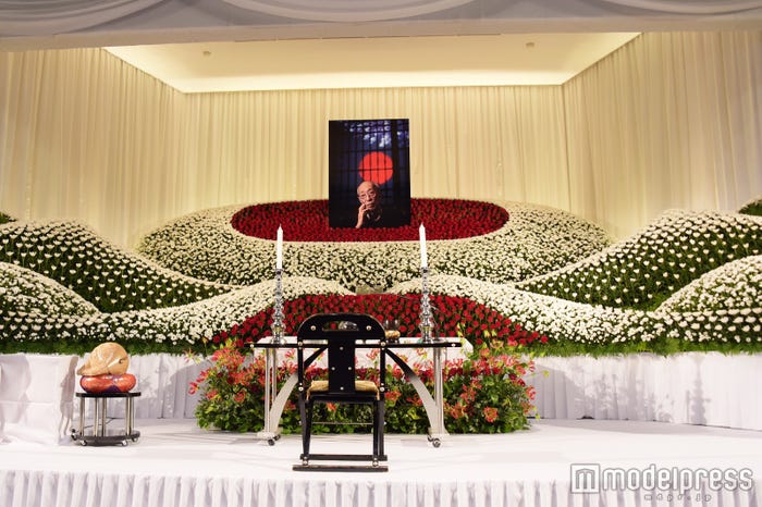 故・蜷川幸雄さんの祭壇(C)モデルプレス