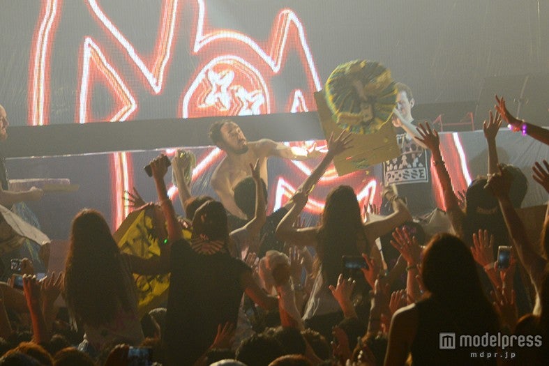 観客もスティーヴ・アオキも“ケーキまみれ”に