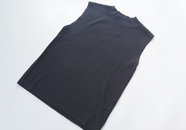 しまむら　黒　ノースリーブニット　シンプル