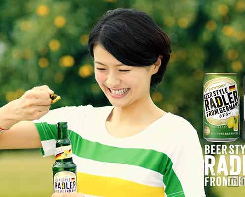 女優の榮倉奈々が、楽しくカンパイ!総勢40人でキュートなステップを披露