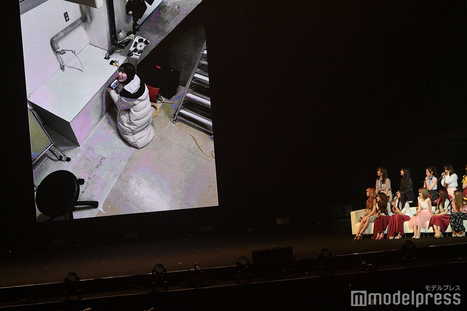 楽屋でゲームの充電をしている宮脇咲良 （C）モデルプレス