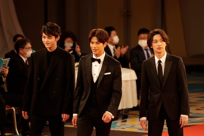 新人俳優賞を受賞した(左から)鈴鹿央士、森崎ウィン、横浜流星(C)日本アカデミー賞協会