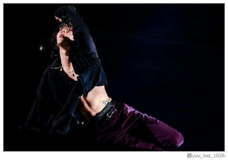 NCT 127・ユウタ、腹筋＆タトゥーが美しいステージショットに反響殺到「まるで蝶」