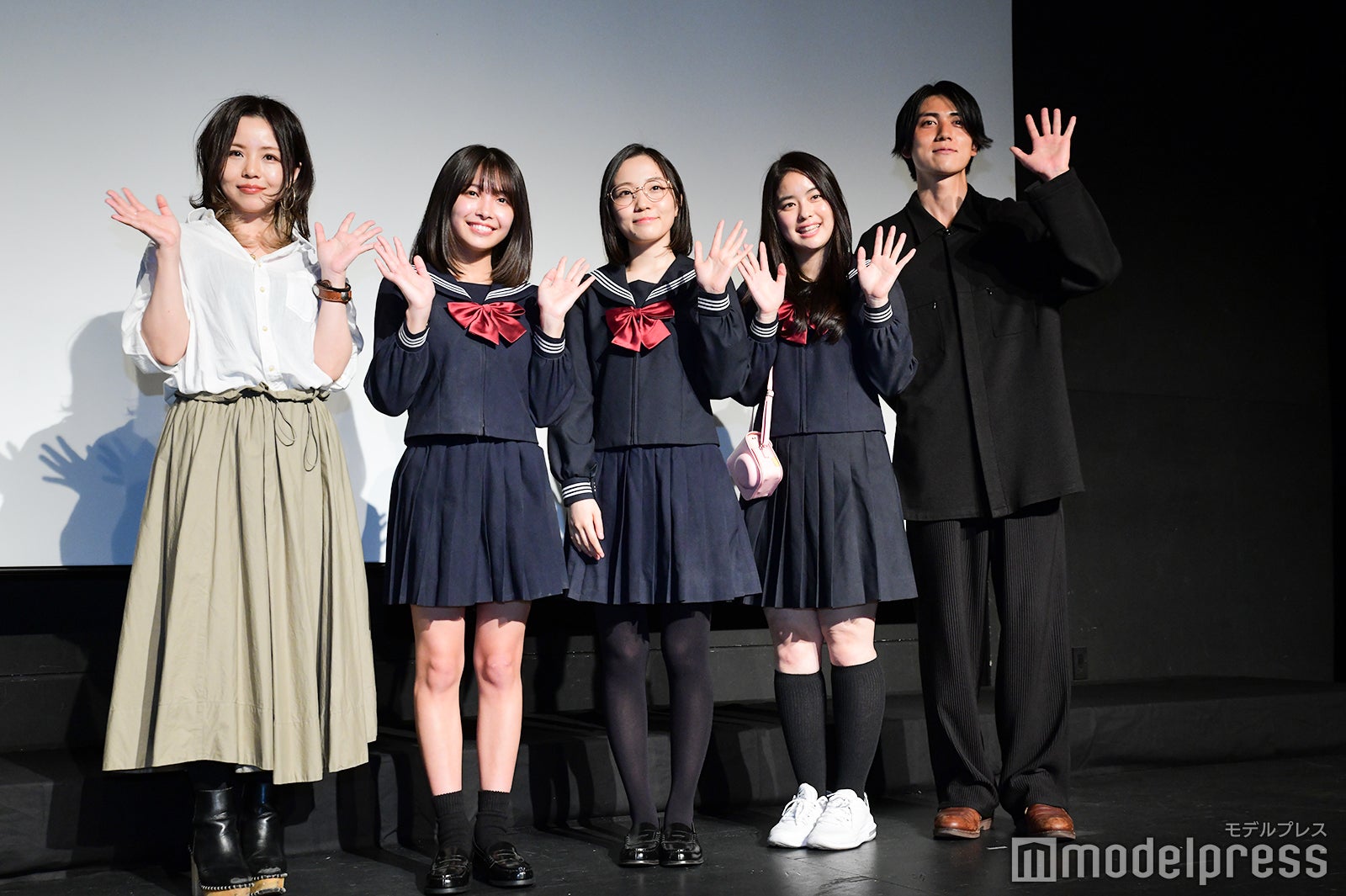 脚本の北川亜矢子氏、寺本莉緒、秋谷百音、植田雅、八重樫風雅監督 （C）モデルプレス