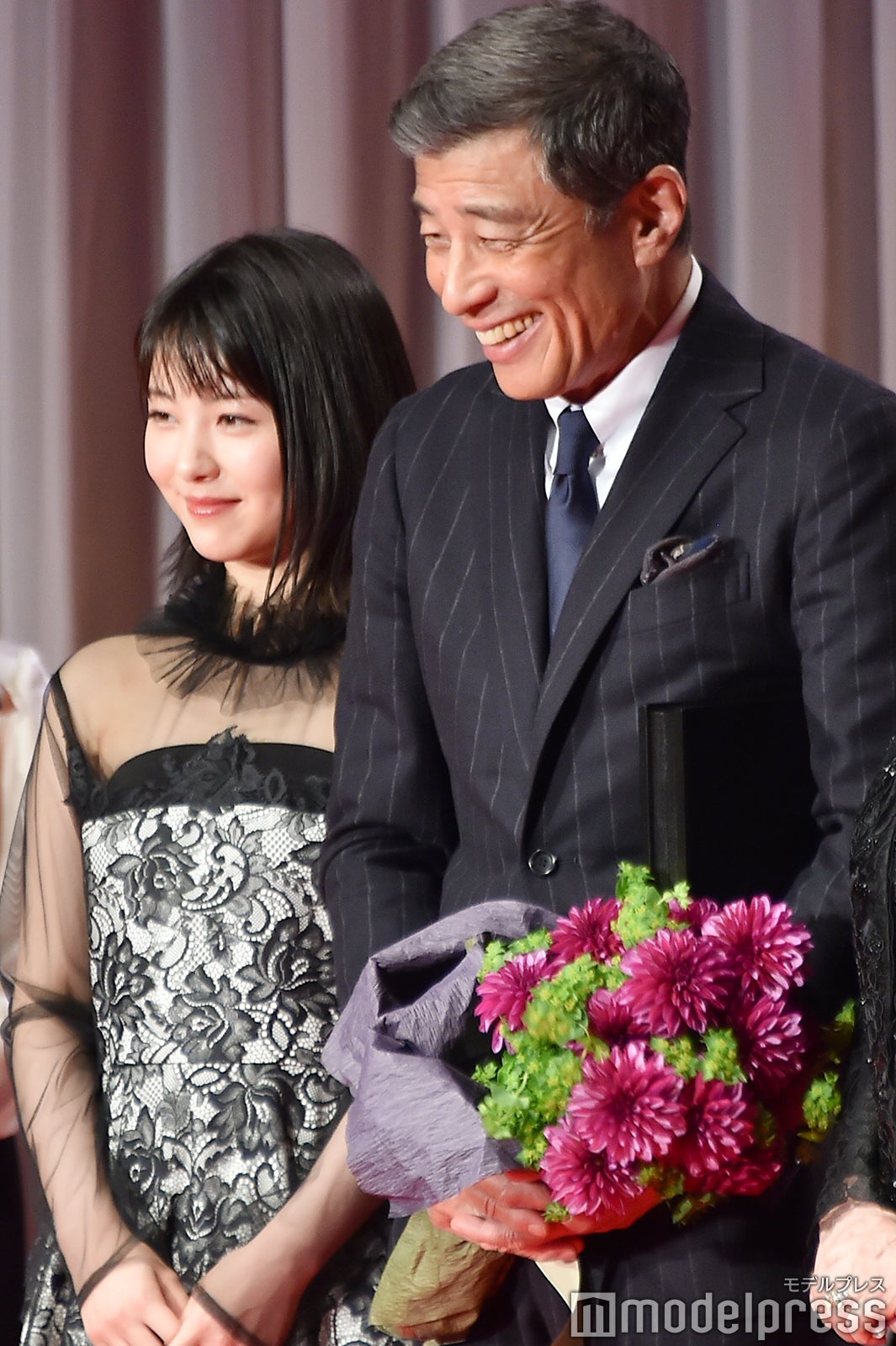 浜辺美波、舘ひろし（C）モデルプレス