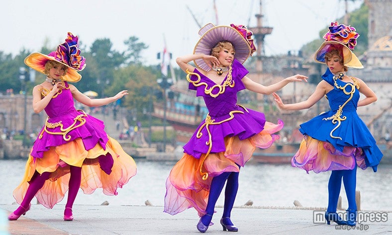 アメリカンウォーターフロント・アールヌーヴォーのような曲線美が特徴の美しく洗練されたファッション（C）Disney