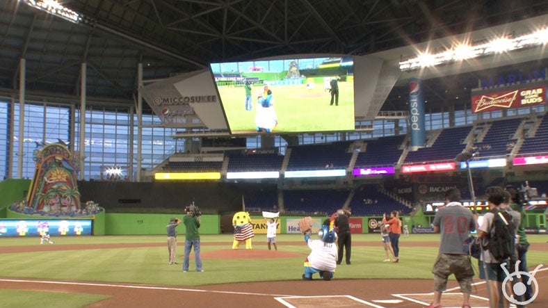 始球式を務める、ふなっしー