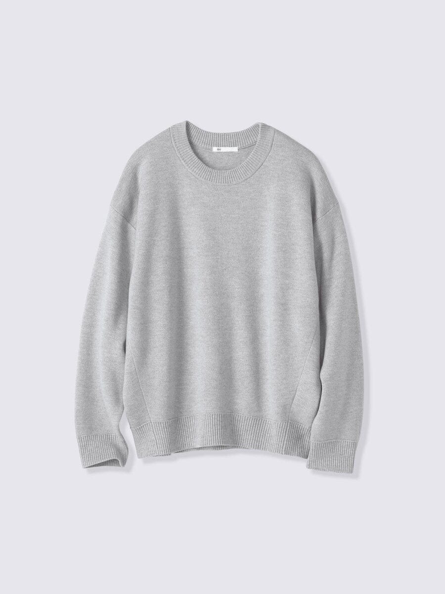 明るいグレーのシンプルなクルーネックオーバーサイズセーター。