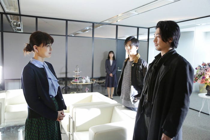長谷川京子、岩田剛典、ディーン・フジオカ/「シャーロック」第8話より(C)フジテレビ