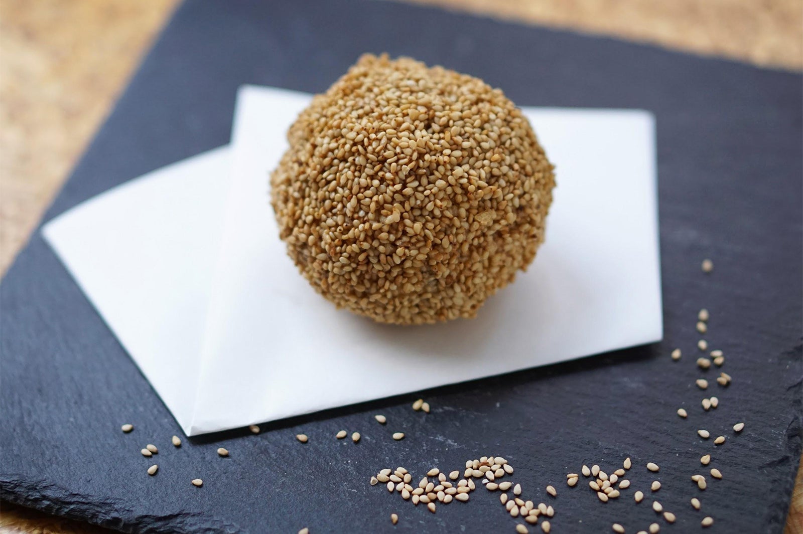 「ザクザク衣のごまアイス天ぷら」（税込550円）／画像提供：九鬼産業