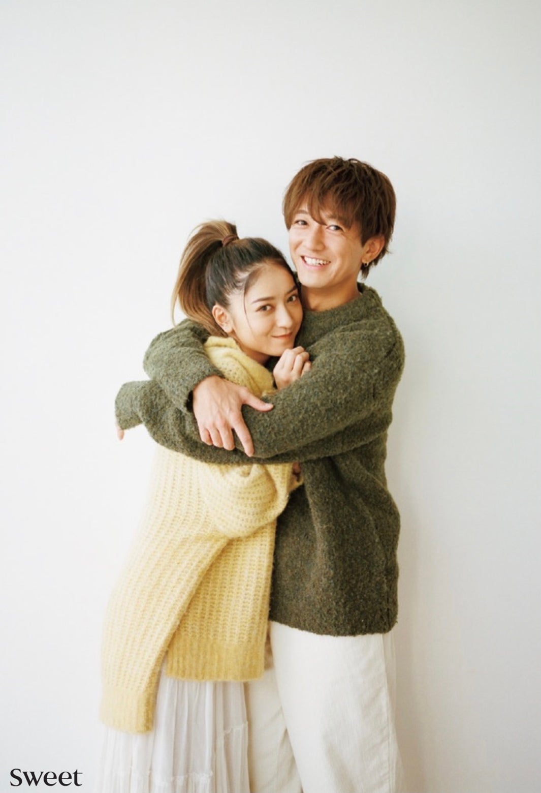 みちょぱ、夫・大倉士門と密着ハグ 結婚後誌面初登場で仲良しエピソード明かす