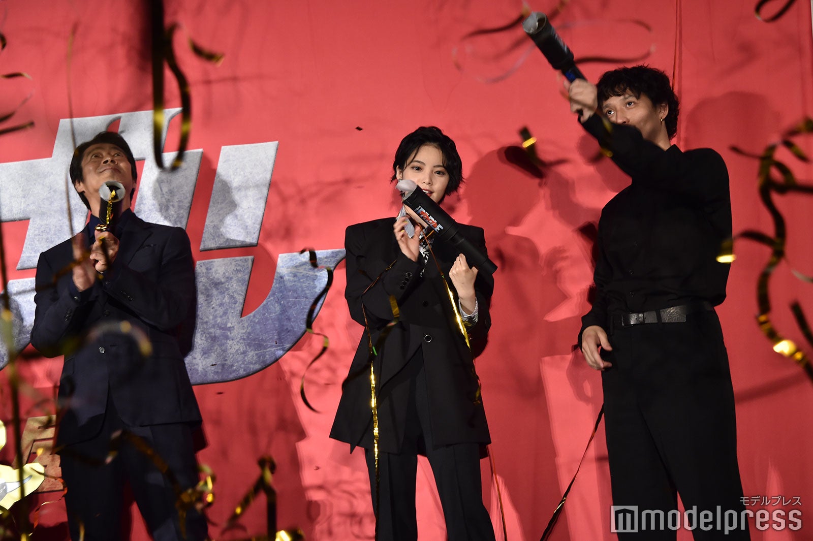 堤真一、特攻テープが絡まる平手友梨奈、安藤政信（C）モデルプレス