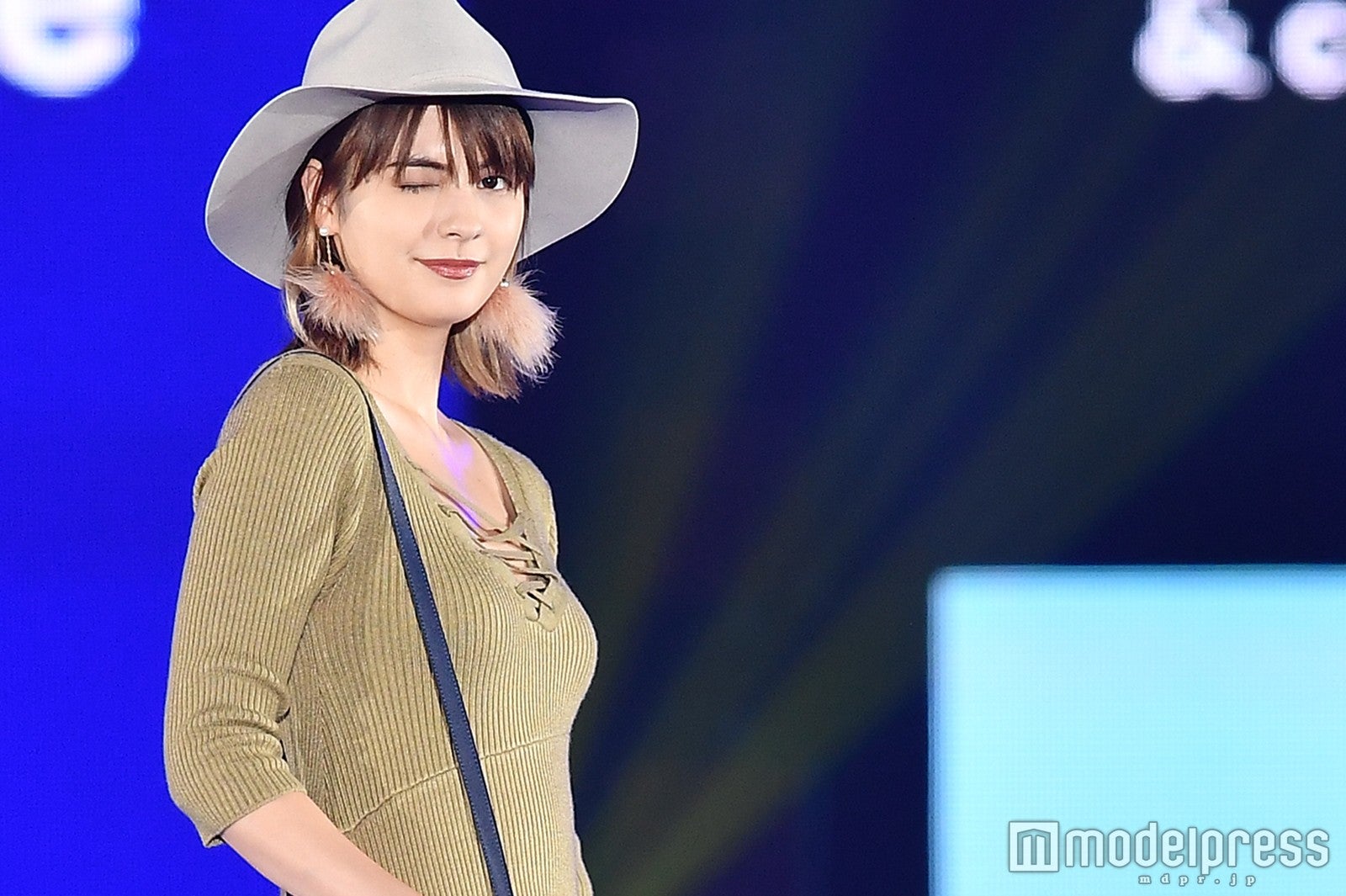 マギーのウインクにドキッ！美脚チラリの“大人カジュアル”＜GirlsAward 2017 A／W＞