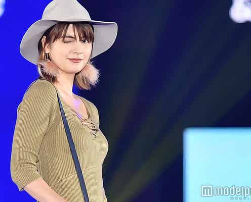 マギーのウインクにドキッ!美脚チラリの“大人カジュアル”<GirlsAward 2017 A/W>