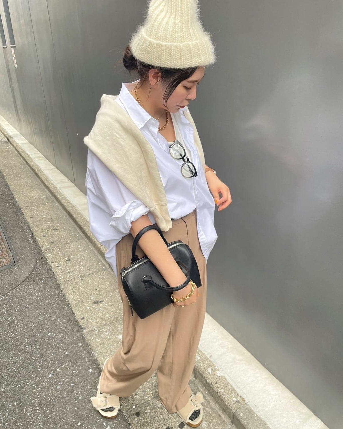 ユニクロのメンズ白シャツを着ている女性
