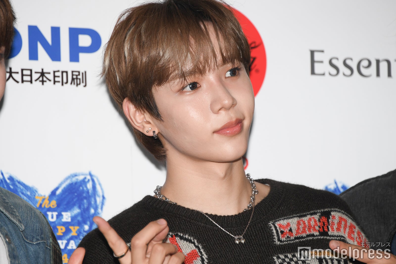 募金箱を指差すショウタロウ（C）モデルプレス