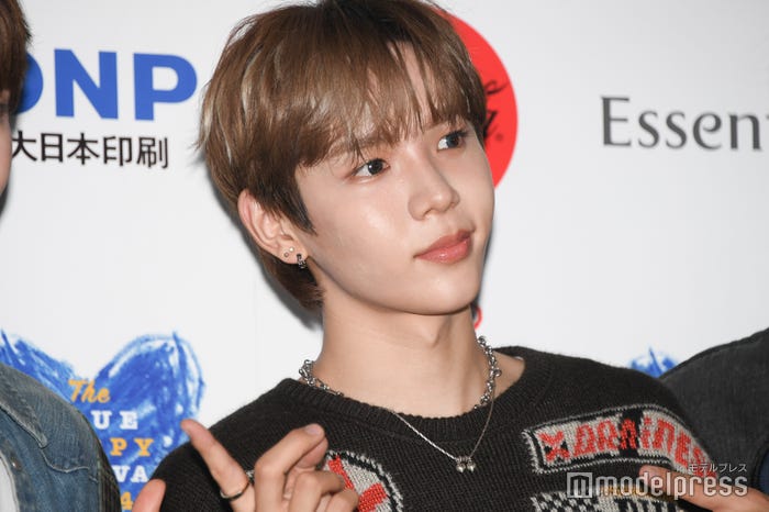 募金箱を指差すショウタロウ(C)モデルプレス