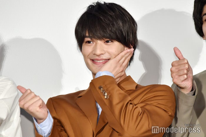 嬉しそうに“モエカレポーズ”をやるも「非公式です」と言われてしまった浮所飛貴(C)モデルプレス